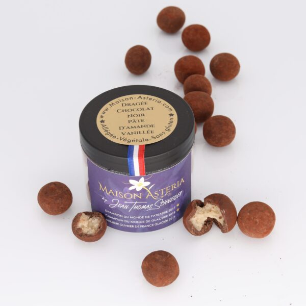 Dragée de chocolat noir à la pâte d'amande vanillée
