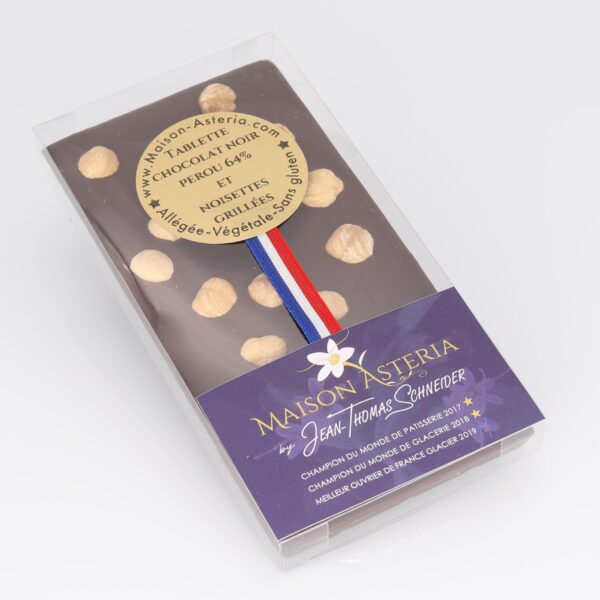 Tablette de chocolat noir avec noisettes dans son emballage