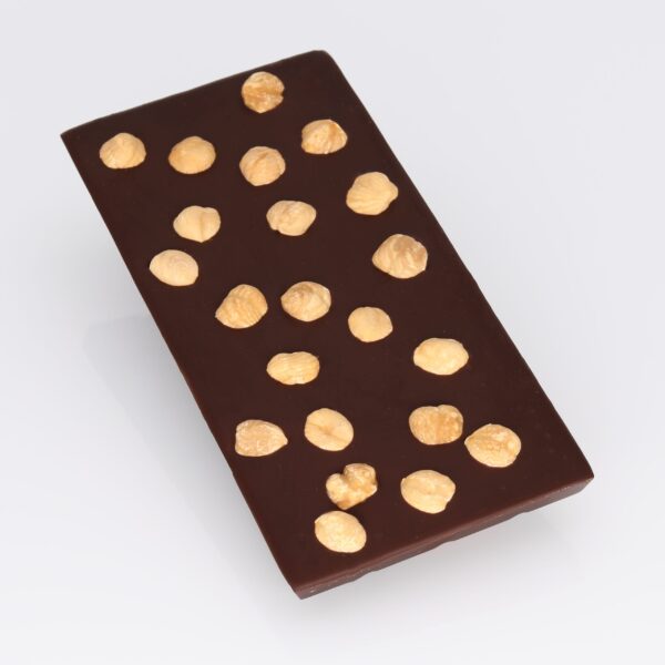 Tablette de chocolat noir avec noisettes